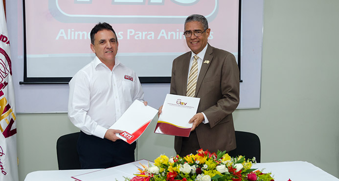 Wilfredo Mañón Rossi, rector de la institución y Esteban Francisco Ferreira, presidente de Pets Agro industrial, mientras firman el acuerdo.