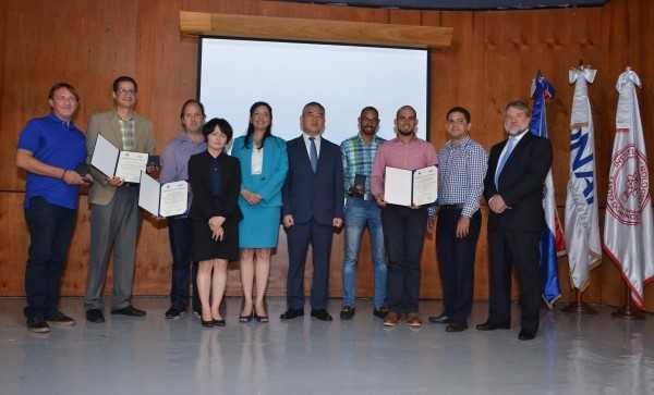 Los ganadores de los 3 primeros lugares con los  directivos de  las oficinas patrocinadoras