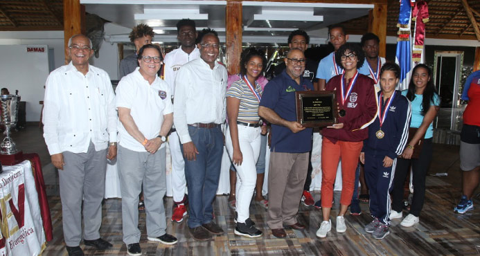 Epifanio González Minaya junto a miembros del Consejo Académico hacen entrega de trofeos