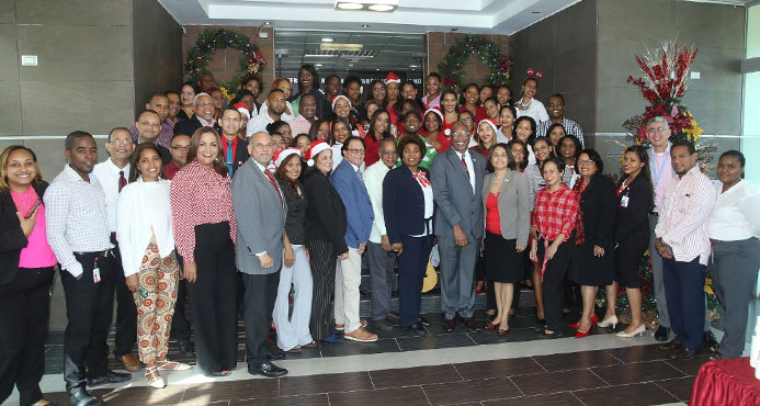 Autoridades y empleados de la UNEV, durante el encendido del árbol de navidad