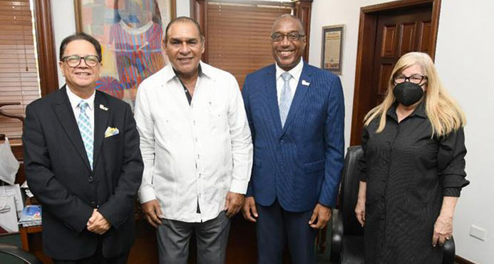 Juan Guerrero Ávila es el nuevo rector de UNEV y su antecesor Epifanio González Minaya, junto a la periodista Margarita García, directora de Tabernáculo Prensa de Dios, visitan al director de Listín Diario Miguel Franjul. LD