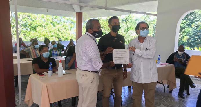 El rector Juan Guerrero Ávila entrega certificado a estudiante