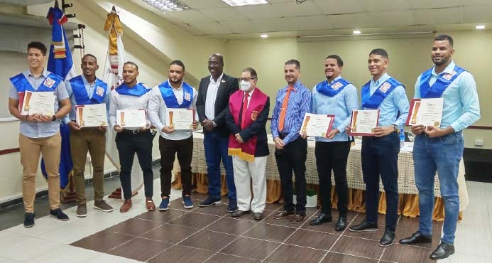 Entregan diplomas en Nefrología y Entrenamiento Deportivo 