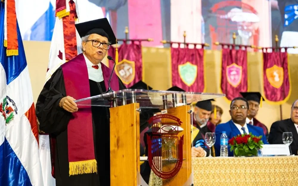 El rector de la UNEV, Juan Bautista Guerrero Ávila, durante su discurso en la ceremonia de graduación