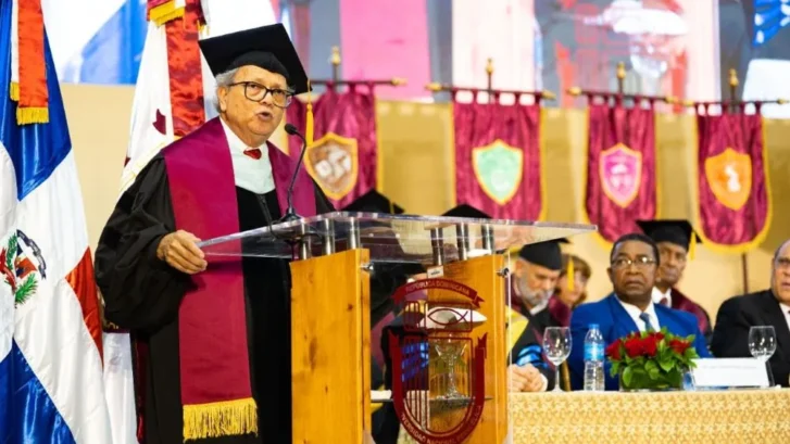 El rector de la UNEV, Juan Bautista Guerrero Ávila, durante su discurso en la ceremonia de graduación