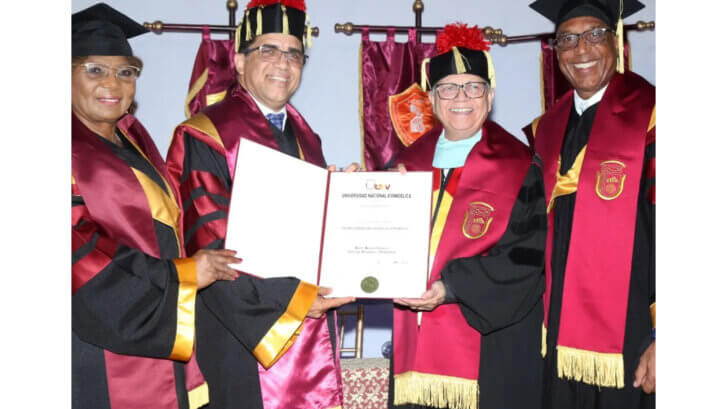 Pastor Dio Astacio recibe título doctor "Honoris Causa" en graduación 64 de la UNEV