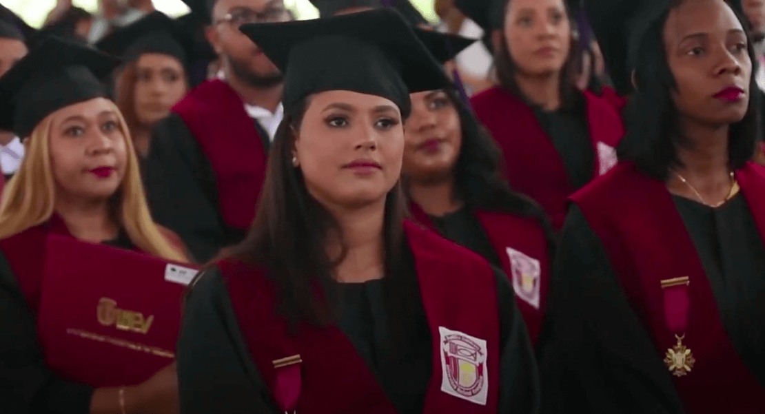 UNEV en Santiago, entrega títulos a nuevos profesionales en graduación 64