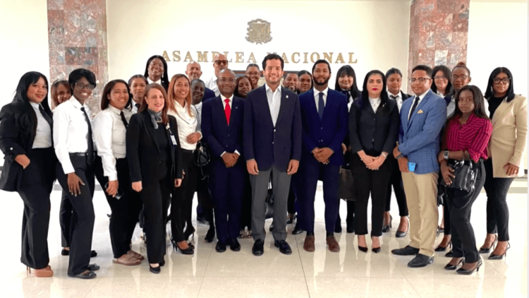 Escuela de Derecho de la UNEV participa en Visitas Guiadas que ofrece el Congreso Nacional