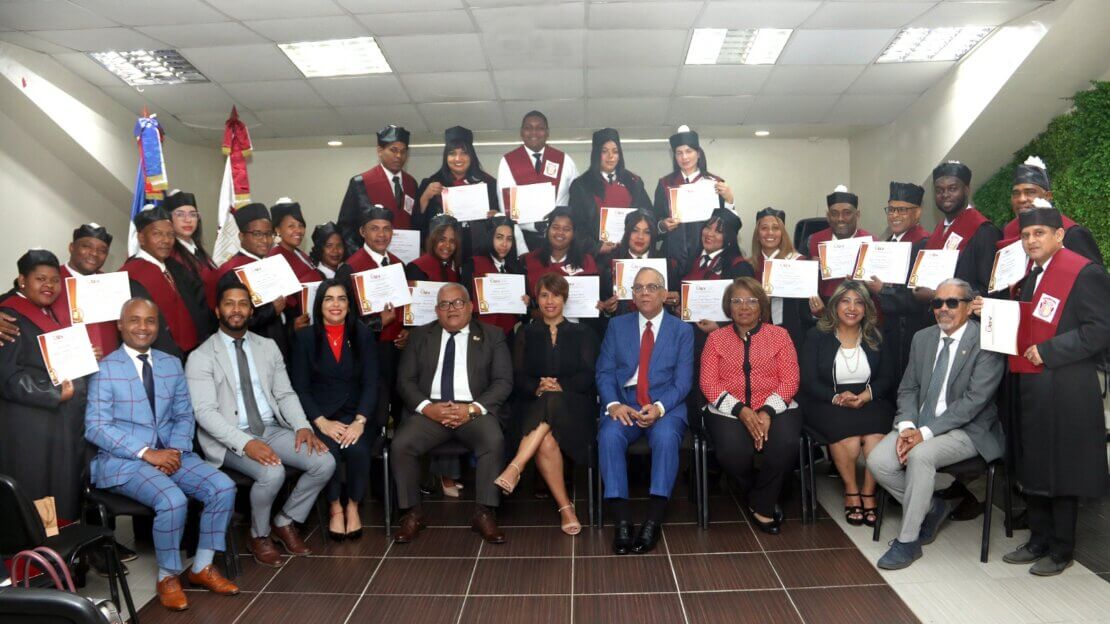 UNEV gradúa 51 estudiantes en diferentes diplomados y certifica 13 participaciones en conferencia magistral