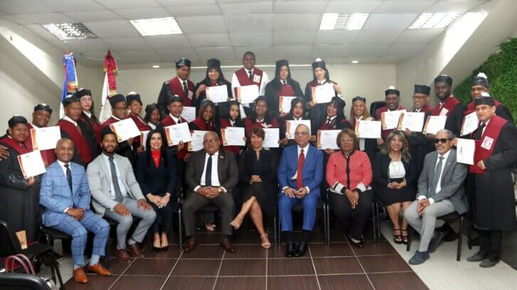 UNEV gradúa 51 estudiantes en diferentes diplomados y certifica 13 participaciones en conferencia magistral