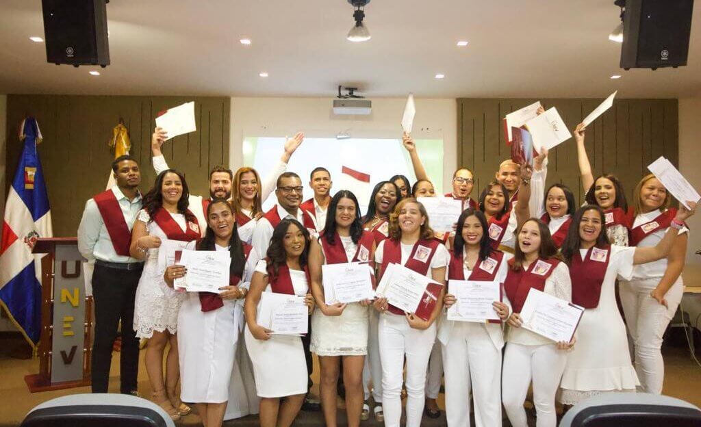 Universidad Nacional Evangélica entrega títulos de graduación 65 en Santo Domingo y Santiago