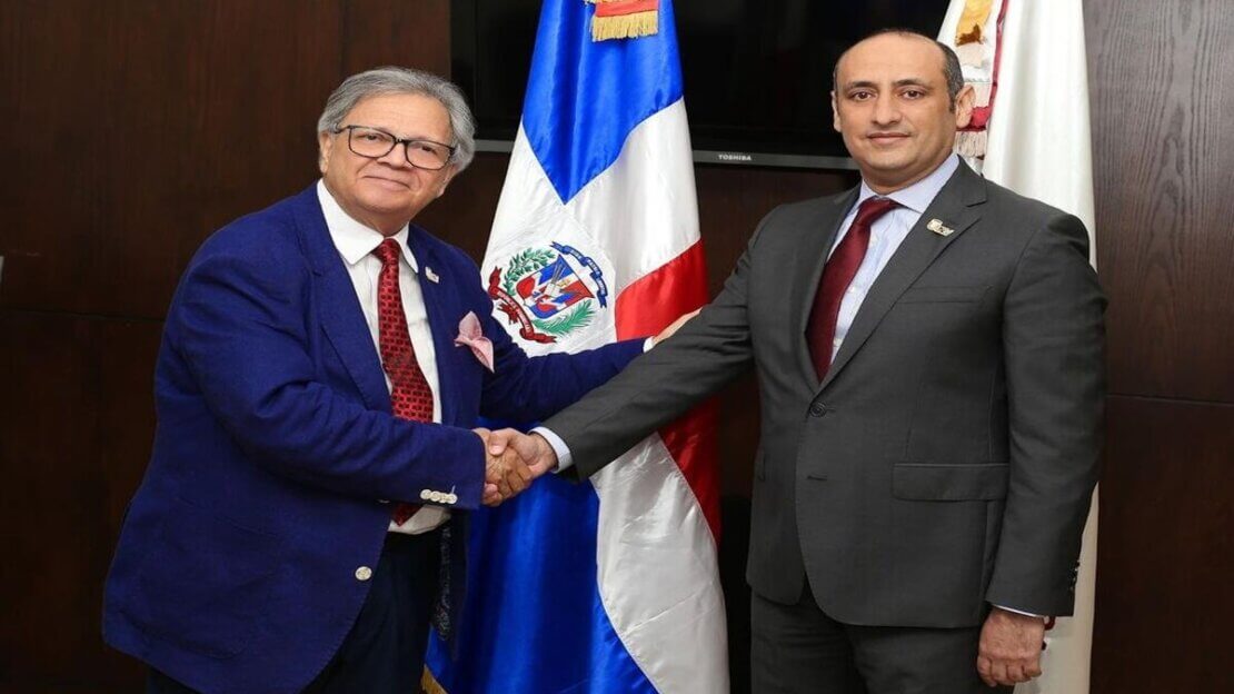 Universidad Nacional Evangélica sostiene encuentro con embajador de Reino Unido