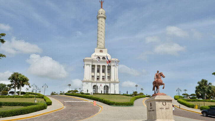 Universidad Nacional Evangélica conmemora junto a la familia uneviana 160 aniversario de la Restauración Dominicana