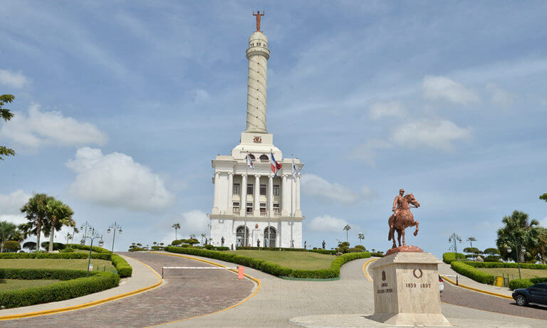 Universidad Nacional Evangélica conmemora junto a la familia uneviana 160 aniversario de la Restauración Dominicana
