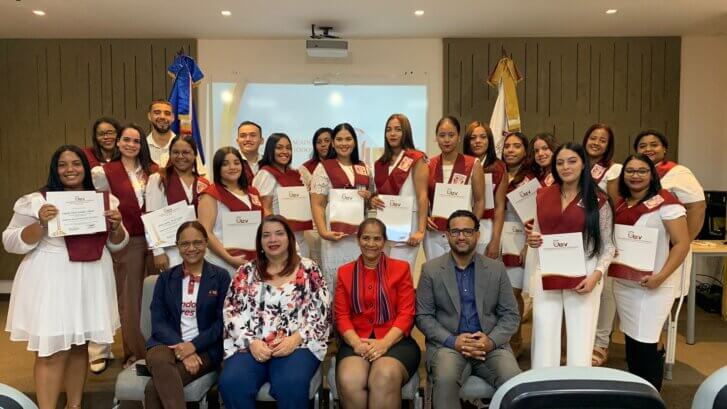 UNEV entrega certificados a estudiantes de diplomado en Instrumentación Quirúrgica