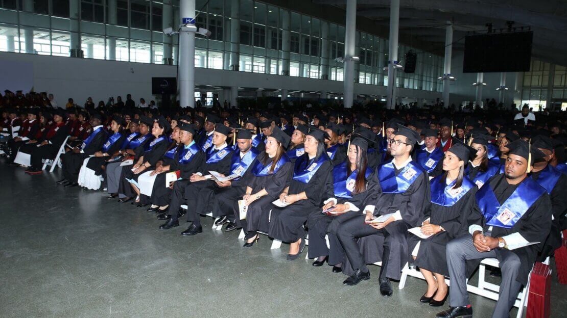 UNEV inviste 656 nuevos profesionales en Sexagésima Sexta Graduación