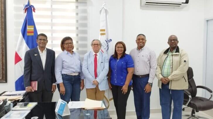 UNEV recorre Pedernales para promover proyecto de Aulas Extendidas