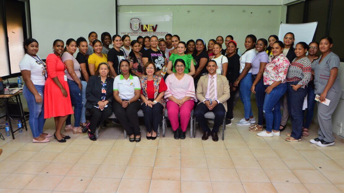 UNEV y COOPMEDICA realizan conferencia “Valores en la humanización de los servicios de salud”