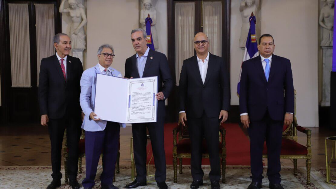 Gobierno certifica calidad educativa de la UNEV