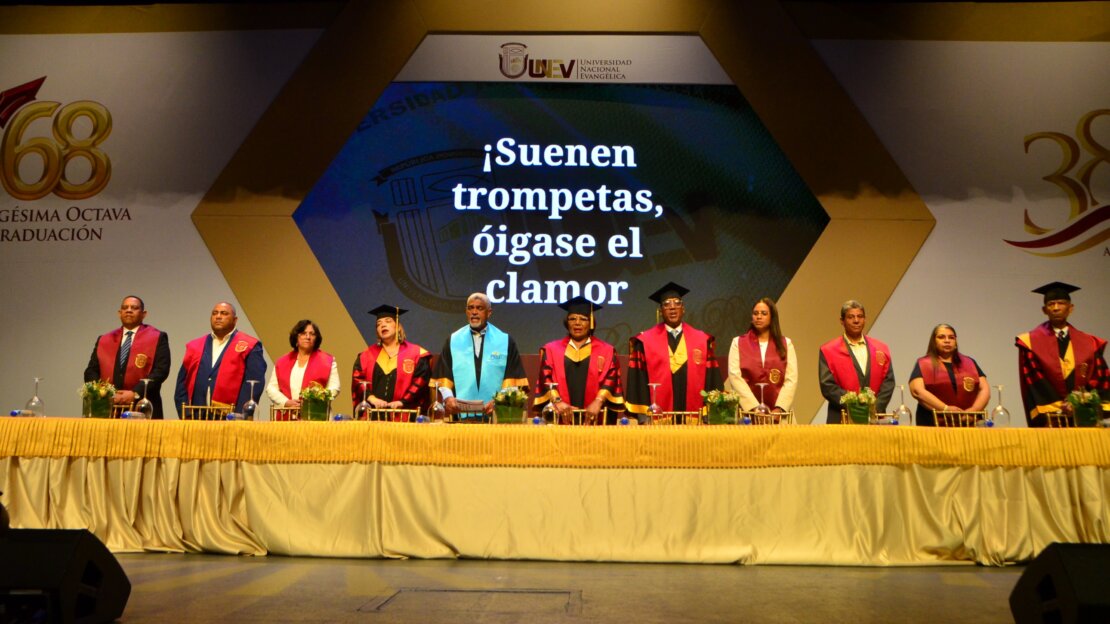 UNEV Recinto Santiago entrega títulos académicos a 263 nuevos profesionales