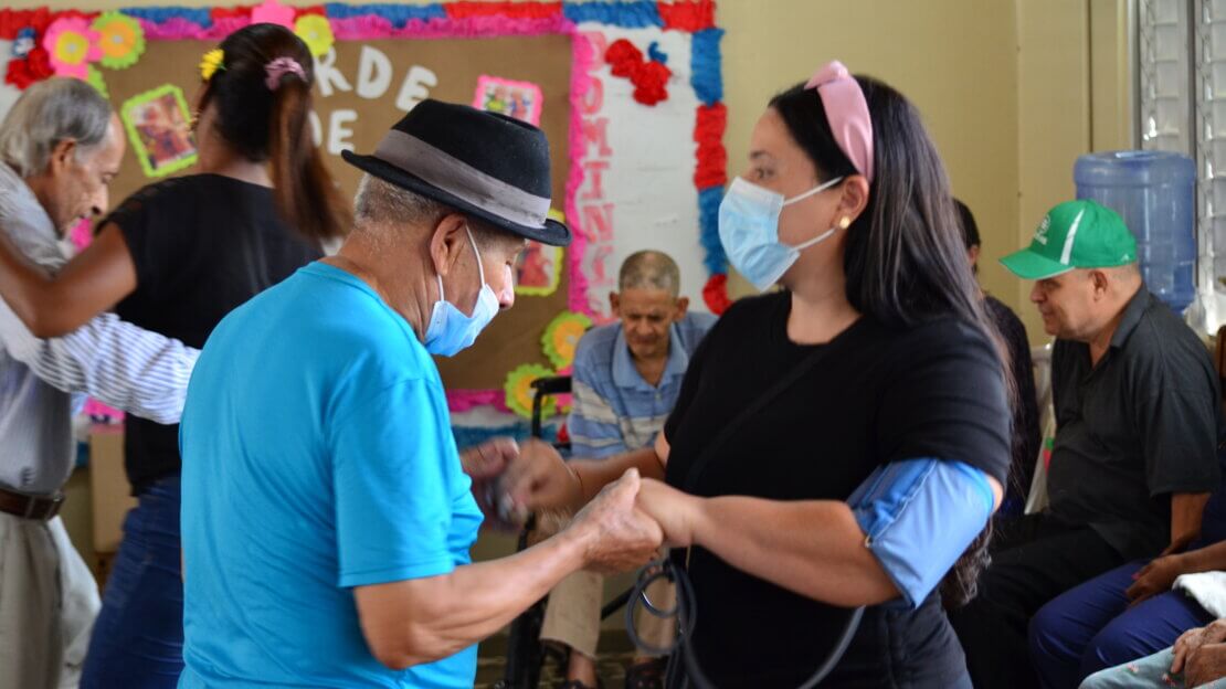 "Bailando con el Alma: Un Día Inolvidable en el Hospicio San Vicente de Paúl"