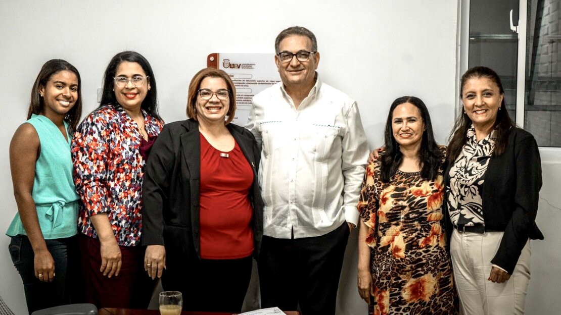 Decano de la Facultad de Salud de la UNEV visita Recinto Santiago y fortalece lazos institucionales