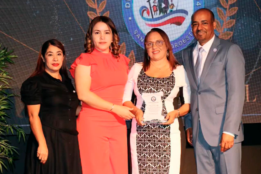 Dirección de la UNEV Santiago felicita a la directora del Colegio Uneviano por reconocimiento del Distrito Educativo 08-04