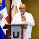 Rector Rafael Reyes resalta formación con valores y visión global en bienvenida de nuevos estudiantes UNEV Santiago 2-2026