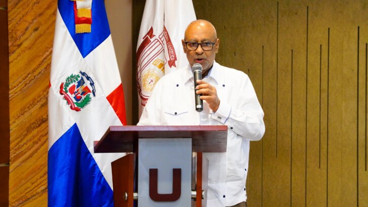 Rector Rafael Reyes resalta formación con valores y visión global en bienvenida de nuevos estudiantes UNEV Santiago 2-2026