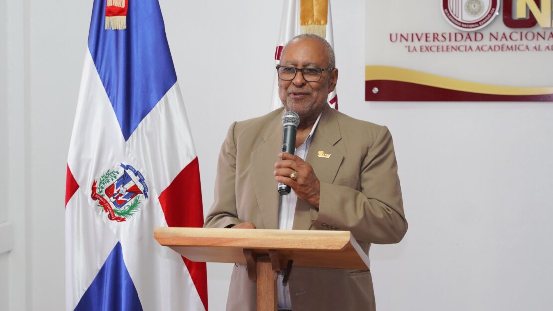 Rector Rafael Reyes exhorta a los graduandos de la UNEV a ejercer su profesión con valores cristianos y compromiso social. Noticias 31